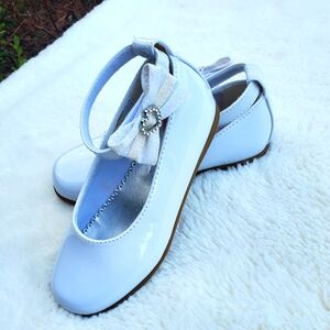 Cute white shoes size 10